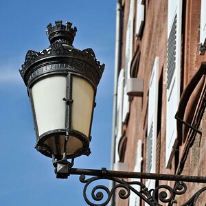 Laterne als Verzierung an einem Haus in Wissembourg

Kamera: Nikon D90
Objektiv: 18.0-105.0mm f/3.5-5.6
Belichtung: 1/1250 Sek. bei f/5.6
Brennweite: 