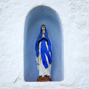 55-200/4-5.6G ED VR Nikkor: Mutter Gottes in Hauswand 1
D80, ISO 160, WB Auto, f/8, 1/250s, 200 mm
