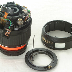 Ein AF-S DX 18-55/3.5-5.6G II ED:
So weit zerlegt, dass man die Elektronikplatine und den AF-Motor samt Getriebe tauschen kann.