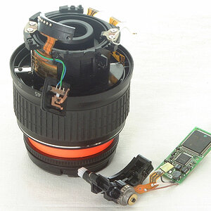 Ein AF-S DX 18-55/3.5-5.6G II ED:
Elektronikplatine und den AF-Motor samt Getriebe ausgebaut.