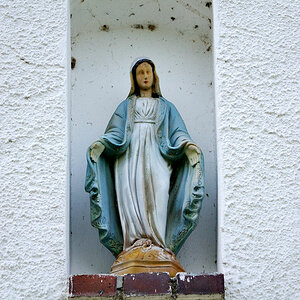 55-200/4-5.6G ED VR Nikkor: Mutter Gottes in Hauswand 2
D80, ISO 160, WB Auto, f/8, 1/400s, 200 mm