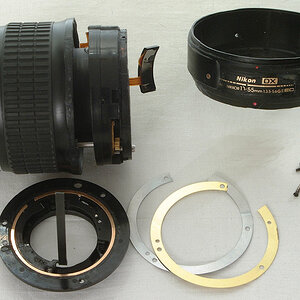 Konstruktion eines AF DX 18-55/3.5-5.6G II ED Nikkors (also ohne SWM-Motor, sondern mit Stangen-AF):
Kunststoff-Bajonettring eines AF 35-80/3.5-5.6 mi