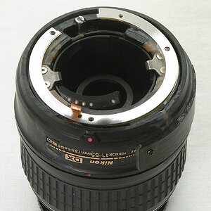 Konstruktion eines AF DX 18-55/3.5-5.6G II ED Nikkors (also ohne SWM-Motor, sondern mit Stangen-AF):
Der innen ausgefräste hintere Gehäusering eines A