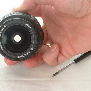 Tausch des Kunststoff-Bajonetts an einem AF-S DX Nikkor:
9.) das Objektiv auf die längste Brennweite einstellen (hier: 55 mm) und mit dem Zeigefinger 