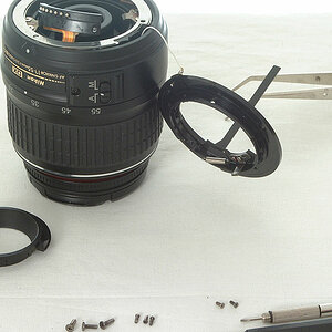Tausch des Kunststoff-Bajonetts an einem AF-S DX Nikkor:
6.) den Blendenmechanik-Ring in das neue Bajonett einsetzen und die Zugfeder einhängen.
Links