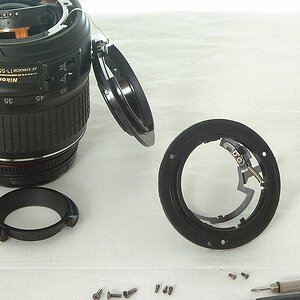 Tausch des Kunststoff-Bajonetts an einem AF-S DX Nikkor:
5.) den Blendenmechanik-Ring durch 1/4 Umdrehung aus dem alten Bajonett lösen und die daran b