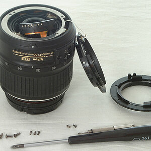 Tausch des Kunststoff-Bajonetts an einem AF-S DX Nikkor:
4.) die Schraube mit welcher der am weissen Kabel angelötete Massestift im alten Bajonett fes