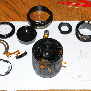 Reparatur eines AF-S DX 55-200/4-5.6G ED VR:
Die 2 kurzen dicken Geradlinienführungen des äusseren Zoom-Tubus waren verbogen durch einen Sturz der Kam