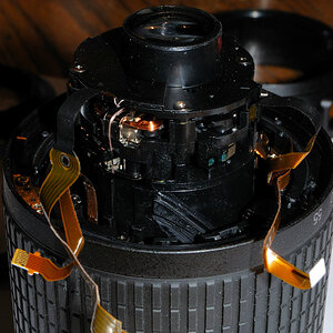 Reparatur eines AF-S DX 55-200/4-5.6G ED VR:
Die 2 kurzen dicken Geradlinienführungen des äusseren Zoom-Tubus waren verbogen durch einen Sturz der Kam