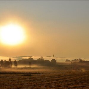 Weissenstadt am Morgen gegen 7.30 Uhr - die Sonne kommt, der Nebel hängt noch zäh am Ort und um den See