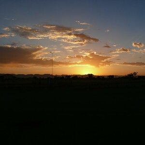 kurz vor Sonnenaufgang am Eingang zum Sossusvlei, die Parktore öffnen immer erst Punkt Sonnenaufgang
Bild unbearbeitet, keine Filter o.ä.