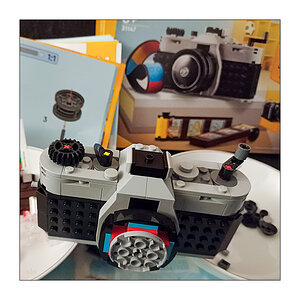 Ich hab' viel Spaß mit dem Bau einer LEGO-Kamera II © 2025 Sabine Lommatzsch
