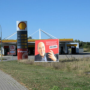 V Power  
fand ich ganz witzig neben dem Wahlplakat ...