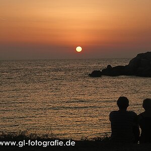 2 geniessen den Sonnenuntergang