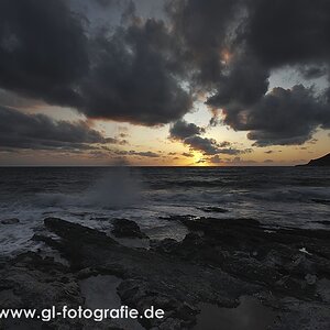 Felsige Bucht bei Sonneuntergang
