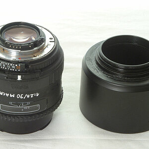 Bei einem als defekt gekauften Sigma AF 90/2.8 D Makro, bei dem der Blendenhebel abgebrochen, der AF-Antrieb, das Bajonett, die CPU-Kontakte und der F