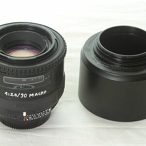 Bei einem als defekt gekauften Sigma AF 90/2.8 D Makro, bei dem der Blendenhebel abgebrochen, der AF-Antrieb, das Bajonett, die CPU-Kontakte und der F