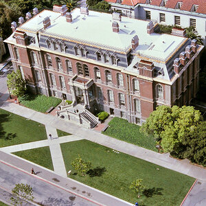 1995 war ich in San Francisco und habe mir das Dach des Bürogebäudes vom Campus-Turm aus angeschaut, auf dem der Tanz der Schornsteinfeger aus MARY PO