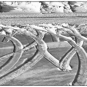 Schneespuren_BW.jpg