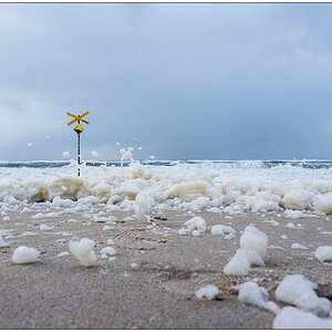Sylt – Meeresschaum am Strand von Westerland aus der Froschperspektive