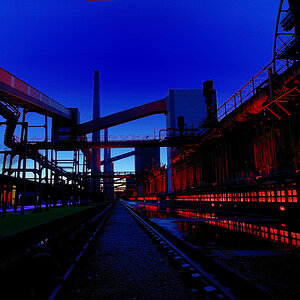 Schwarze Seite in der blauen Stunde Kokerei Zollverein - 11/2009 -