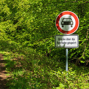 Seltsames Schild im Wald