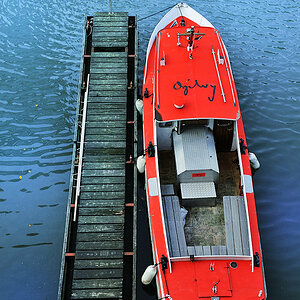 Boot in rot - D´Dorf Medienhafen - 10/2009 -