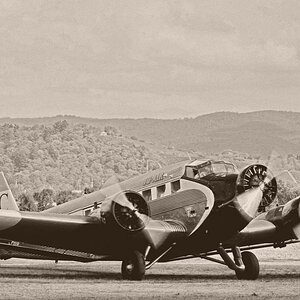 „historisches“ Foto einer Junkers Ju52
Gesehen und aufgenommen während der Flugtage 2009 in Bensheim, Flugplatz Bensheim / Fehlheim; Kirchberg mit Kir