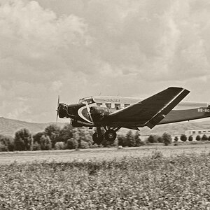 „historischer Mitzieher“ Landeanflug einer Junkers Ju52
Gesehen und aufgenommen während der Flugtage 2009 in Bensheim, Flugplatz Bensheim / Fehlheim; 