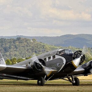 Foto einer Junkers Ju52
Gesehen und aufgenommen während der Flugtage 2009 in Bensheim, Flugplatz Bensheim / Fehlheim; Kirchberg mit Kirchberghäuschen 