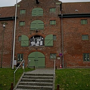 wowarich.jpg