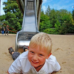 Der Sohn meines Kumpel nach dem Rutschen auf dem Bauch