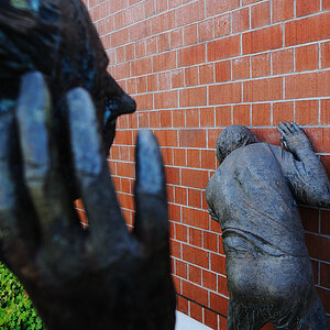 Die Lauschenden
Detail
Skulptur von Karl-Henning Seemann
Haupteingang der Musikhochschule Freiburg i.Brsg.
