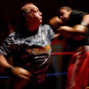 Auf dem Frühlingsfest meiner Stadt kann man in 'Charlies Boxbude' gegen Amateur-Boxer antreten. Wenn man gewinnt, bekommt man 50Euronen.

Der gut 50 j