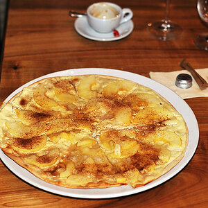 Flammkuchen mit Calvados flambiert