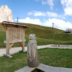 360°-Panorama eines Sandkastens auf dem Spielplatz einer Hütte am Langkofel
