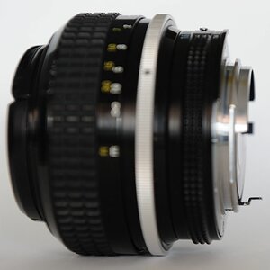 Nikkor MF 55mm f/1.2 Seite