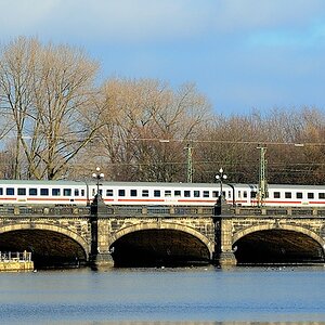 IC auf der Kennedybrücke