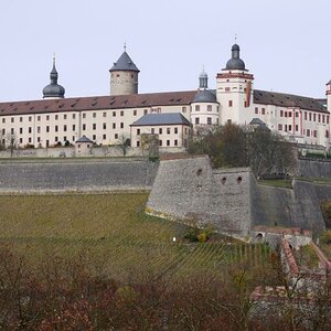 Würzburg 2009.11.15 Festung Marienberg 01 Panasonic GF1 JPG
Objektiv: 45 - 200  4,0 - 5,6
ISO: 100
Blende 8
Stativ mit 10 Sekunden Selbstauslöser