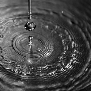 Wassertropfen im Küchenwaschbecken
