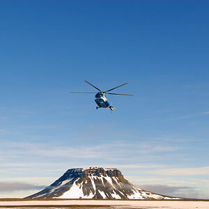 Helicopter der Yamal im Anflug auf Franz Josef Land