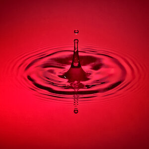 Wassertropfen rot nachbearbeitet