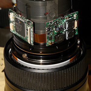 AF-S Nikkor 24-70/2.8G ED:
Bajonett und hinterer Tubus demontiert.
Das FPC vom Bajonettkontakt zur CPU-Platine wurde entfernt.