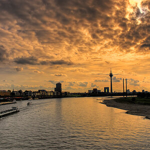 Blick von einer der Düsseldorfer Rheinbruecken