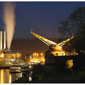 Der alte Kran am Würzburger Hafen am Abend. Im Hintergrund sieht man das Heizkraftwerk der Stadt Würzburg