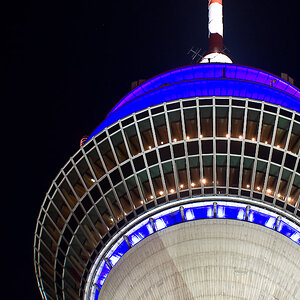 Fernsehturm in Düsseldorf bei Nacht