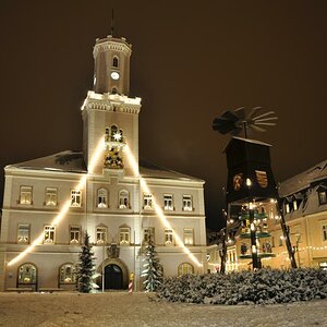 Rathaus mit Pyramide