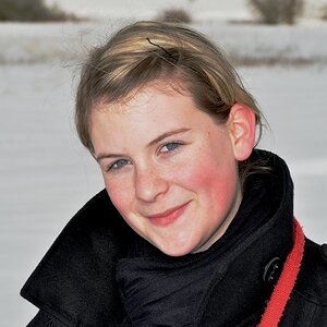 Mein Schatz kämpft mit dem Blick in die Kamera gegen das Sonnelicht. Manche mögens vll nicht an der Fotografie, ich finde es bezaubernd: Farbenspiel d
