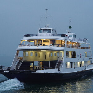 Friedrichshafen am Bodensee, Dreikönigstag 2010. Die Autofähre nach Romanshorn läuft aus und nimmt Kurs in Richtung Schweiz. Nikon D700, Nikkor 2/85 A