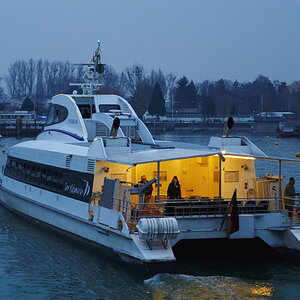 Friedrichshafen am Bodensee, Dreikönigstag 2010. Der Katamaran "Fridolin" läuft in den Hafen ein. Nikon D700, Nikkor 2/85 AIS, ISO 1600, Blende 5.6, 1